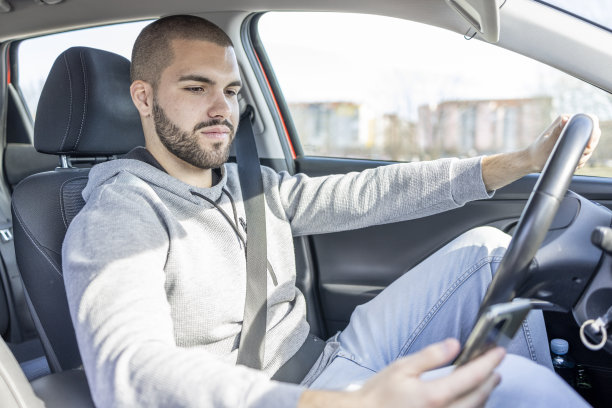 一名男子一边开车一边打电话图片下载