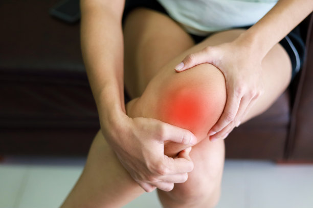 她的小姐膝盖很痛。图片下载