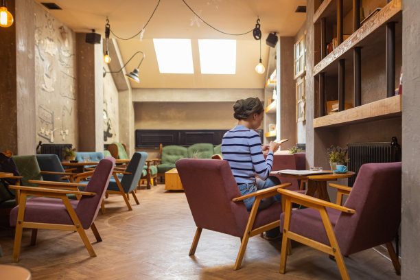 快乐的女艺术家看着她的素描图片下载