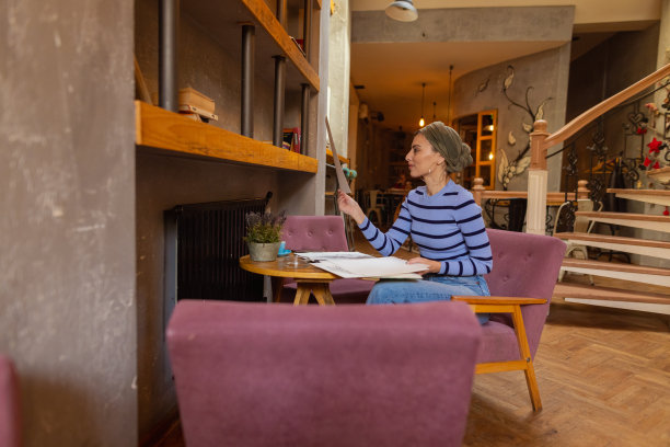 一个美丽的女商人在自助餐厅工作的侧面视图图片下载