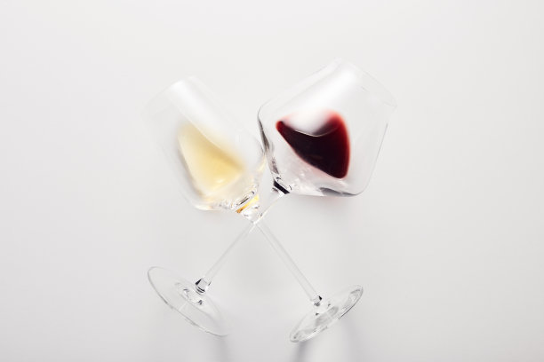 品尝红、白葡萄酒，判断颜色、味道。图片下载