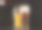 天黑时从瓶子里往玻璃杯里倒啤酒。图片下载