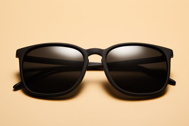 太阳镜，阳光隔离在米色的沙子背景。图片下载