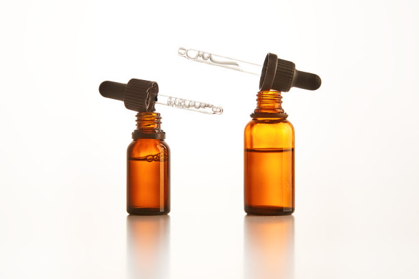 两个琥珀色的香薰香精滴管。图片下载