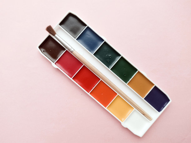 刷在白色的背景上。一切都是为了画画。创造。孩子就是创造力。的爱好。彩色颜料和水粉。图片下载