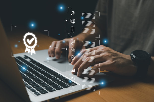 企业家指向在商业或商业服务认证中显示最高服务质量标准的证书图标。质量保证在组织中的正式概念。图片下载