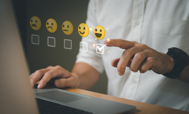 有选择地把焦点放在商务人士的手指上，同时微笑地用手指选择对优秀的客户服务给予五星评分的反馈。具有未来图标的服务评估概念。图片下载