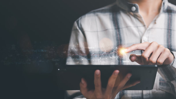 Man展示了数字网络数据连接技术理念，现代通信与信息技术，创新的在线备份与高度安全保护，云计算理念图片下载