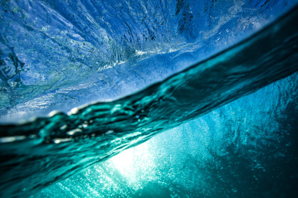 独特的角度的海浪碰撞在明亮的蓝色天空创造图案图片下载