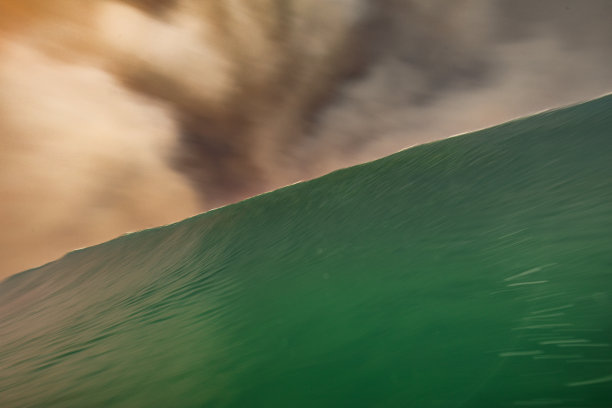 天空中的火，因为浓密的黑烟云形成的丛林火灾反映在海洋表面图片下载