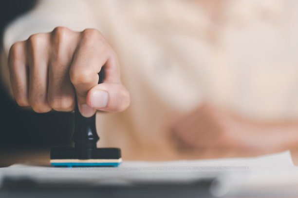 商务人员验证和管理商务文件和协议，法律合同，签署商务合同审批，财务证明，审批章，在合同上盖章图片下载