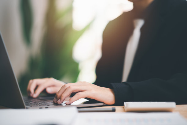 商人用计算器计算公司财务文件中的数字，分析公司财务数据，计划评估和审查预算，财务和投资的概念图片下载