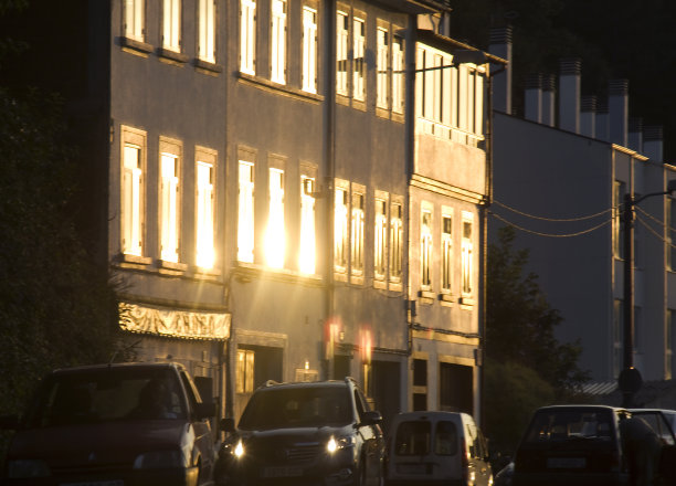 城市街景视角在黄昏，交通。图片下载