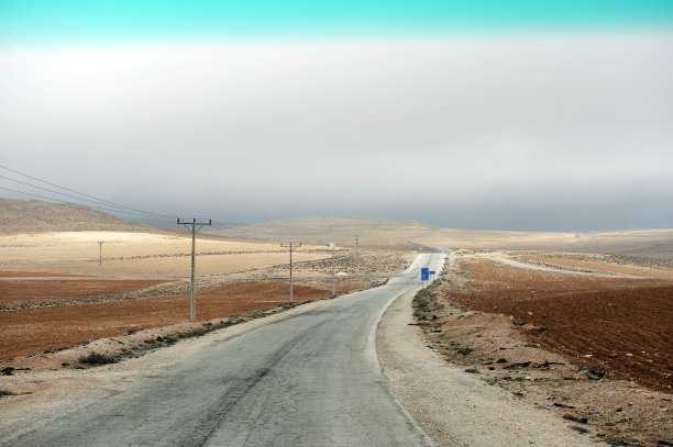 从亚喀巴到佩特拉的荒野之路，约旦图片下载