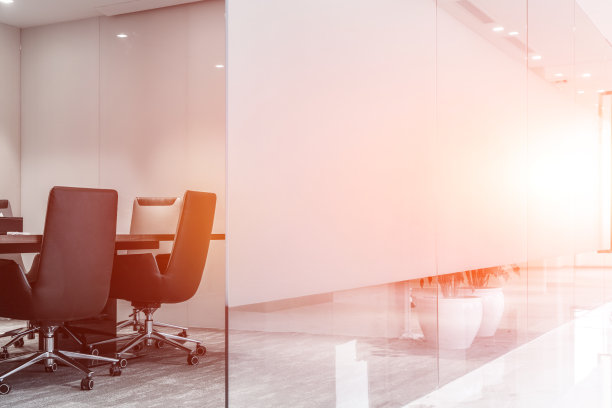 空荡荡的现代会议室，配有豪华的扶手椅和大电子屏幕图片下载