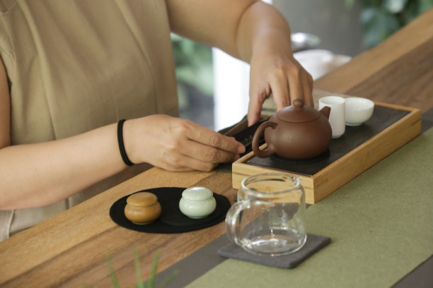 中国茶道体验：精致热茶与传统茶道，一组女性体验传统茶道课程系列照片。图片下载