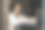 一个女人坐在笔记本电脑前。图片下载