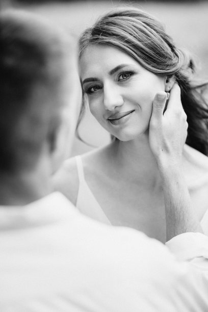 一个穿着白衬衫的快乐男孩和一个穿着蓝绿色连衣裙的女孩在森林公园散步图片下载