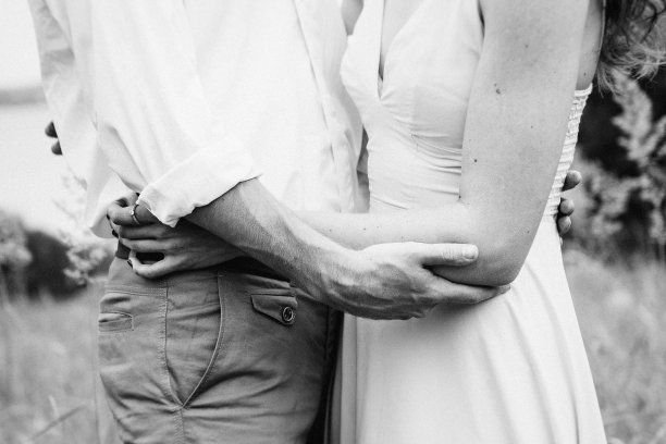 一个穿着白衬衫的快乐男孩和一个穿着蓝绿色连衣裙的女孩在森林公园散步图片下载