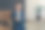 成功自信的商人靠在办公桌上的肖像图片下载