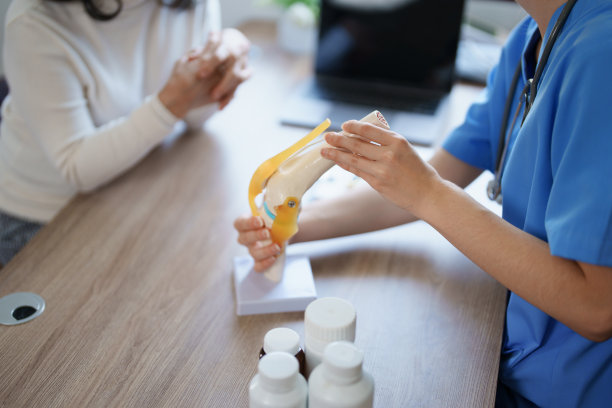女医生与老年病人谈论骨关节炎的肖像。图片下载