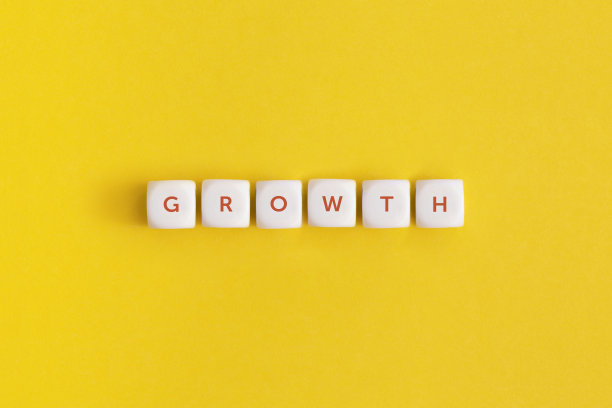 白色方块上的“成长”字图片下载