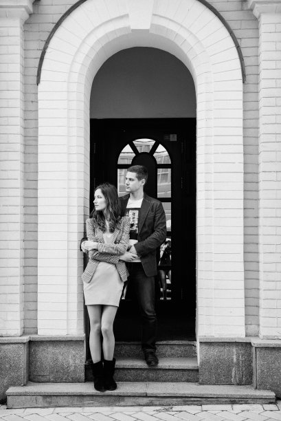 早晨，一个男孩和一个女孩快乐地走在空荡荡的街道上图片下载