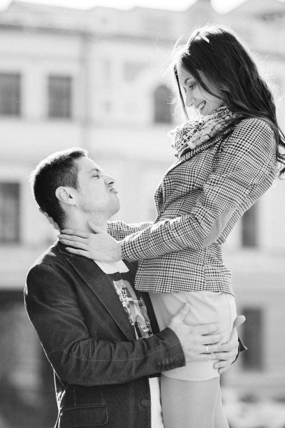 早晨，一个男孩和一个女孩快乐地走在空荡荡的街道上图片下载