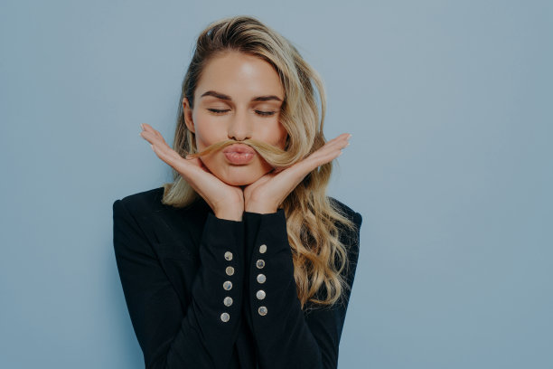 疯狂的金发女人玩得很开心图片下载