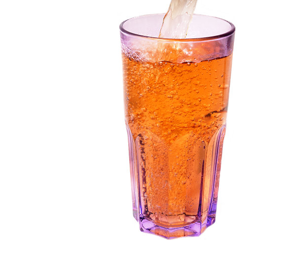 欢迎软饮料倒入杯中图片下载