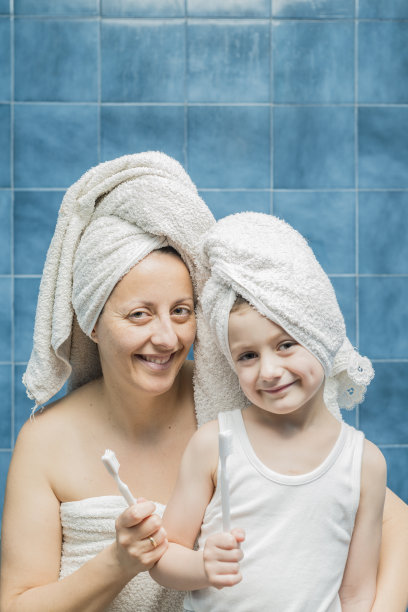 一个女人和一个孩子在刷牙图片下载