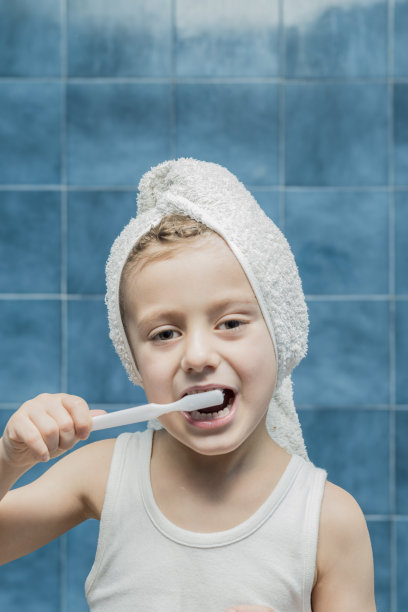 一个孩子在刷牙。图片下载