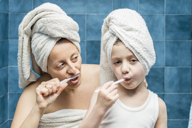 一个女人和一个孩子在刷牙图片下载