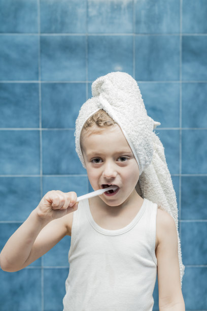 一个孩子在刷牙。图片下载