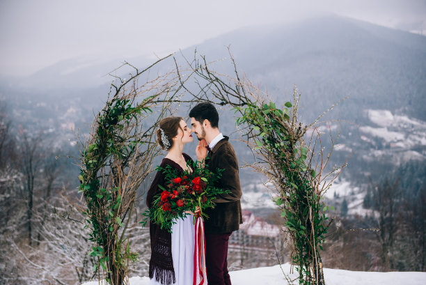 新郎和新娘在喀尔巴阡山脉散步图片下载