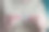 停止吸烟。女孩手里拿着一根碎香烟。快乐女人戒烟。医疗保健的概念。禁止吸烟图片下载