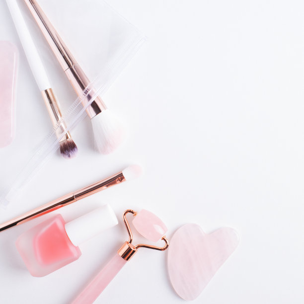 在白色背景上的美妆产品平面。图片下载