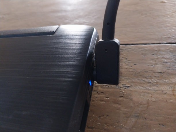 笔记本电脑充电指示灯图片下载