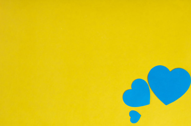 黄色背景与抽象心形，乌克兰国旗图片下载