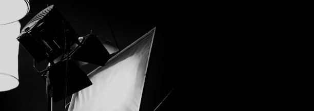 摄影棚中录像摄影机用的胶片灯。用作工作室照片拍摄灯。大LED射灯5000w，漫射或黑色面板，创造阳光般的光线，可以让白天或黄金时刻图片下载