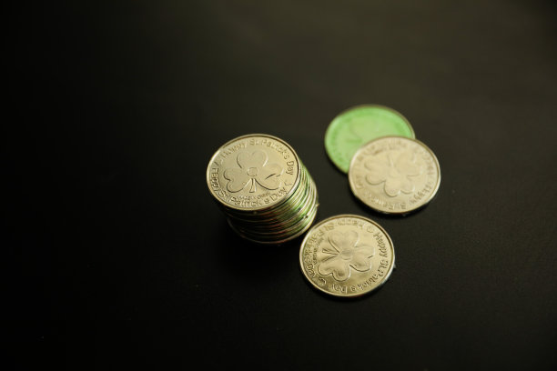 黄金和绿色硬币集中在圣帕特里克节显示金钱和财富图片下载