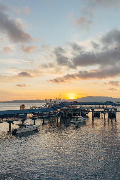 美丽的日出从克塔邦港，班尤旺吉，印度尼西亚图片下载