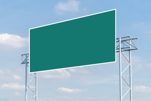 模型绿色道路标志与蓝天背景图片下载