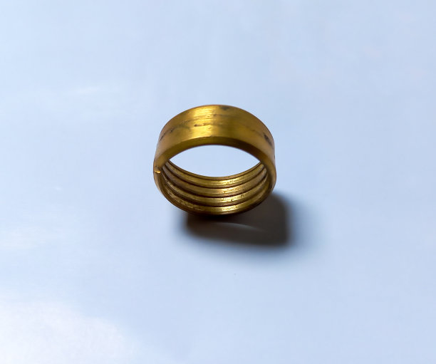 金色戒指和阴影图片下载