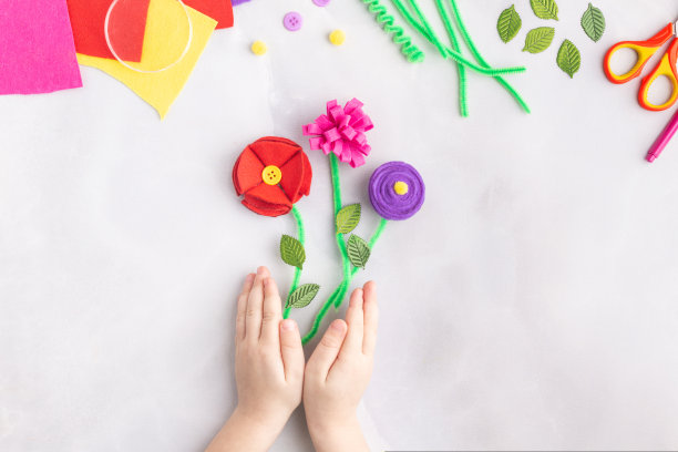 手工毡花工艺与孩子们的妇女节礼物礼物手图片下载