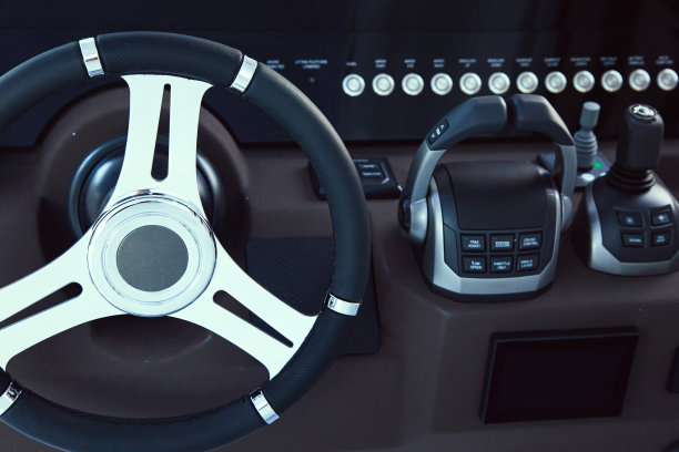 机动游艇控制面板。方向盘，变速杆，控制按钮。豪华游艇导航条。豪华游艇的驾驶舱。图片下载