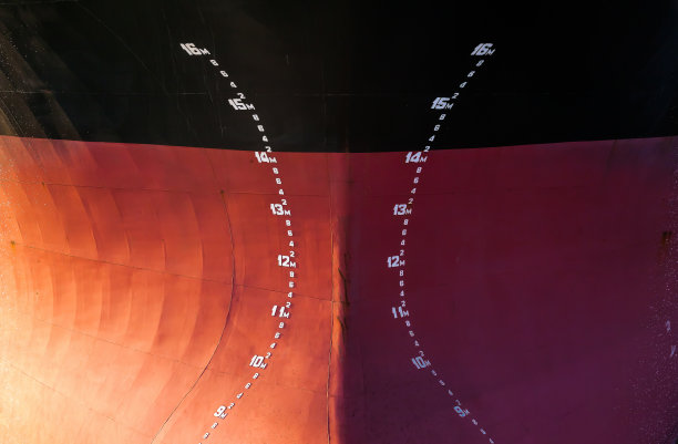 一艘大型油轮的船头，上面标明了潜水深度，正面视图。图片下载