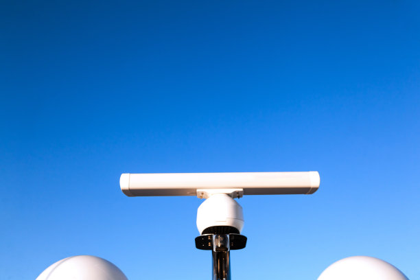 大型游艇桅杆与导航设备，底部视图。雷达设备。图片下载