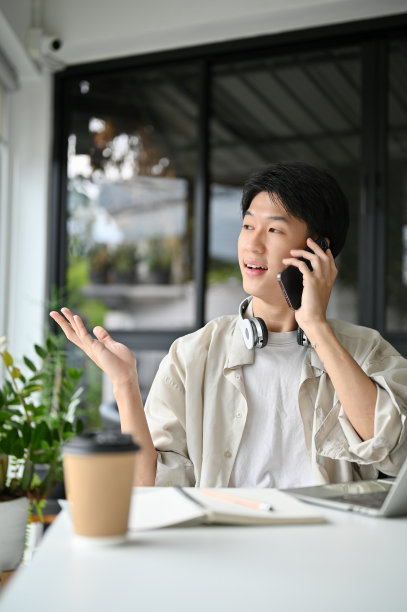 肖像，聪明的亚洲人在电话上与他的客户，通过电话做生意图片下载