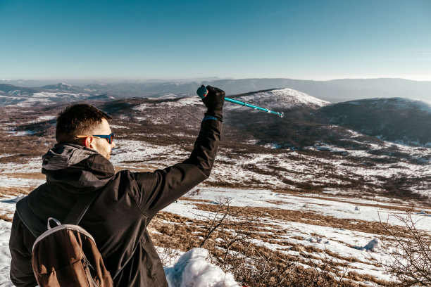 戴着太阳镜的男人在雪地里的特写图片下载